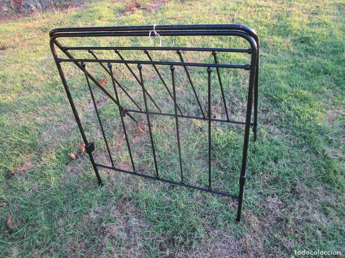 Antig&uuml;edades: Pareja cabeceros de cama hierro macizo para cama 95cm alto x 88 ancho, iguales, carece de largueros.