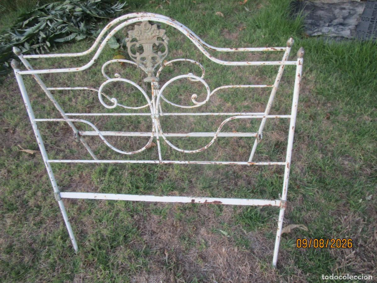Antig&uuml;edades: Pareja cabeceros cama hierro macizo para cama 110cm alto x 117 ancho, iguales, carece de largueros.