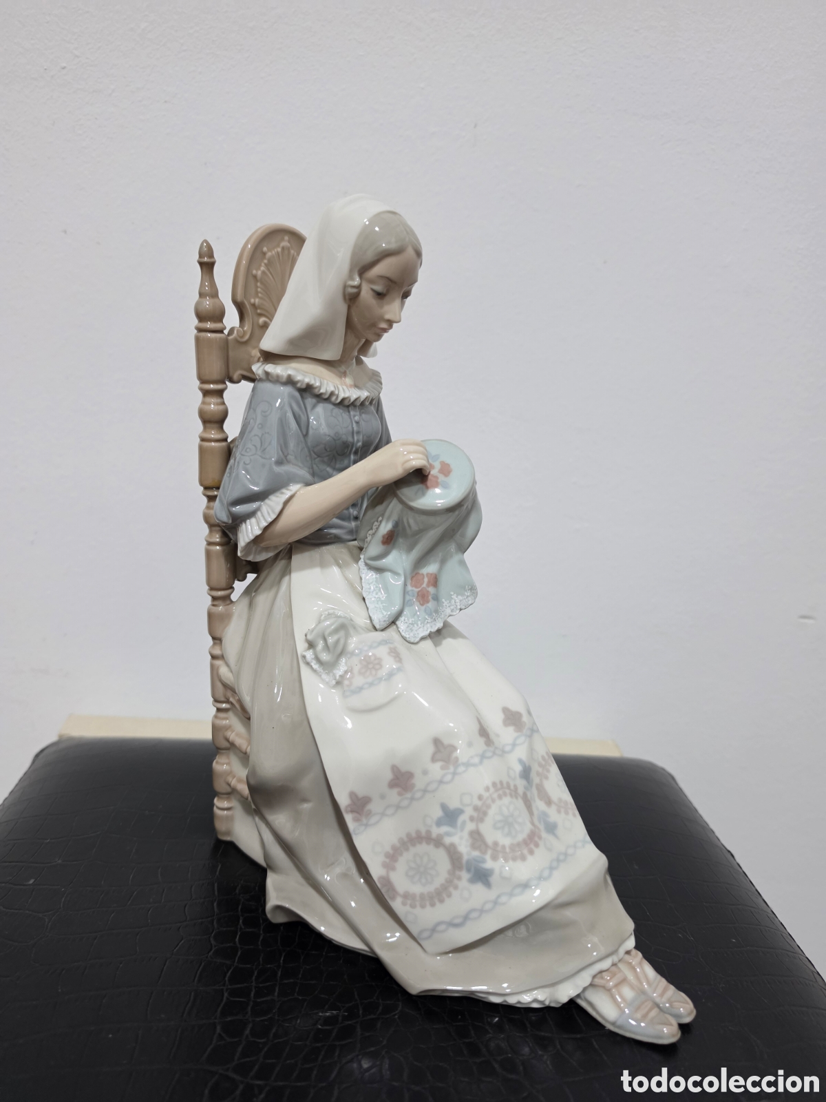 Antig&uuml;edades: Figura Lladr&oacute; &rdquo;Bordadora Insular&rdquo; 30 cm.