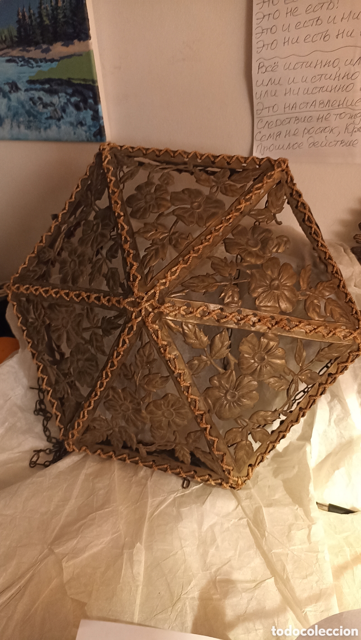 Antig&uuml;edades: L&aacute;mpara / Pantalla Vintage Calada en Lat&oacute;n Repujado &ndash; Motivo Floral y Lib&eacute;lula (~40 cm)