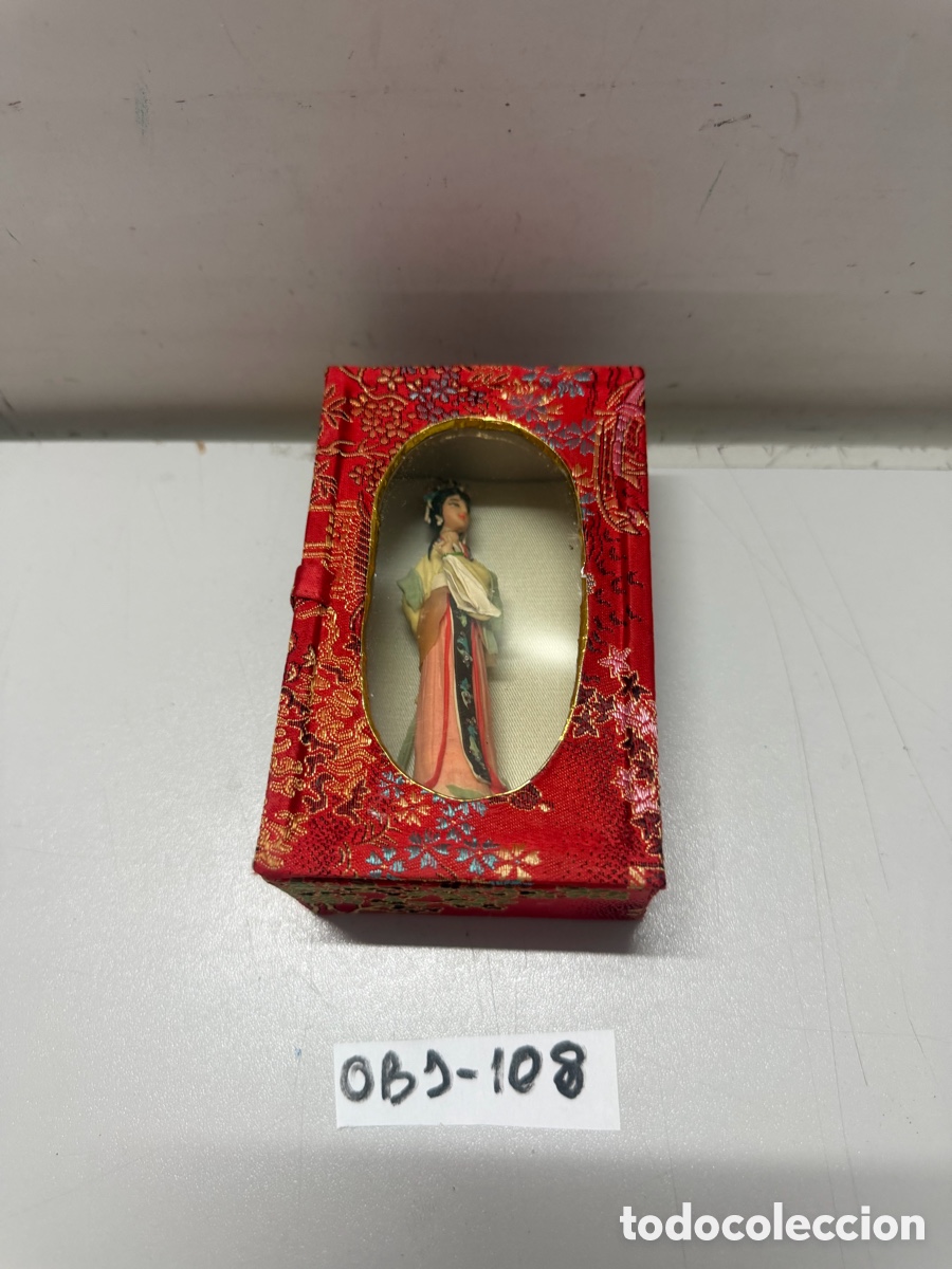 Antig&uuml;edades: estatuilla miniatura tradicional china de una dama con vestimenta