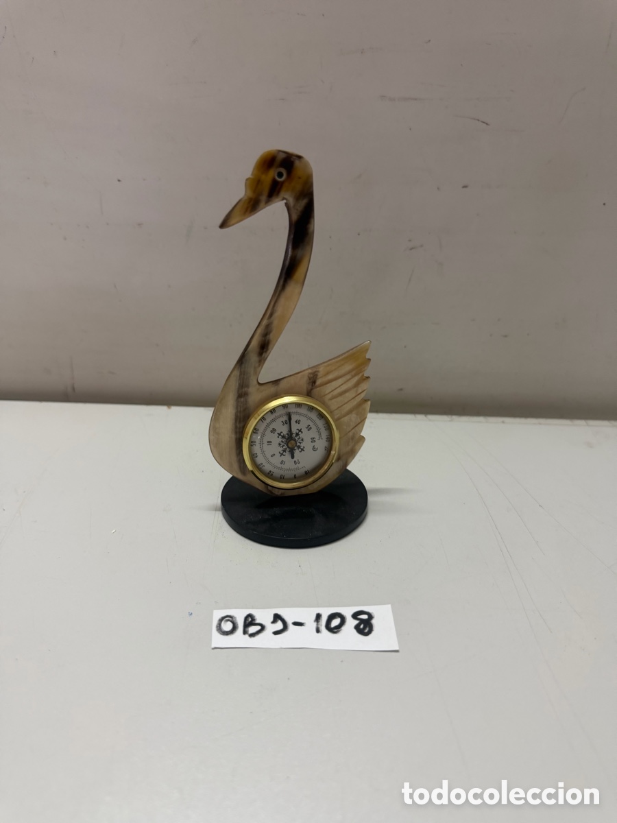 Antig&uuml;edades: escultura vintage de un cisne est&aacute; tallada en asta de toro natural