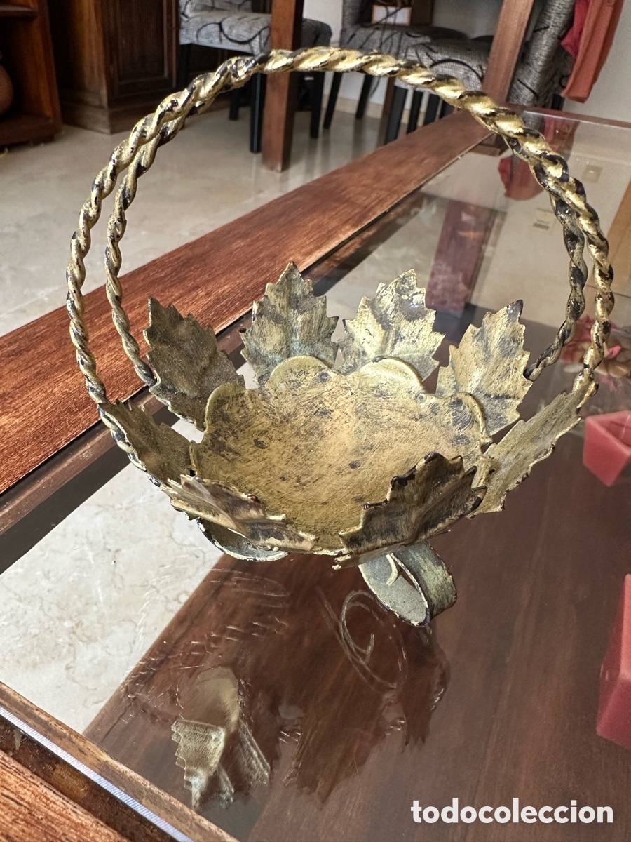 Antig&uuml;edades: Cestillo vintage a&ntilde;os 70 de metal dorado con hojas y asa &ndash; decoraci&oacute;n