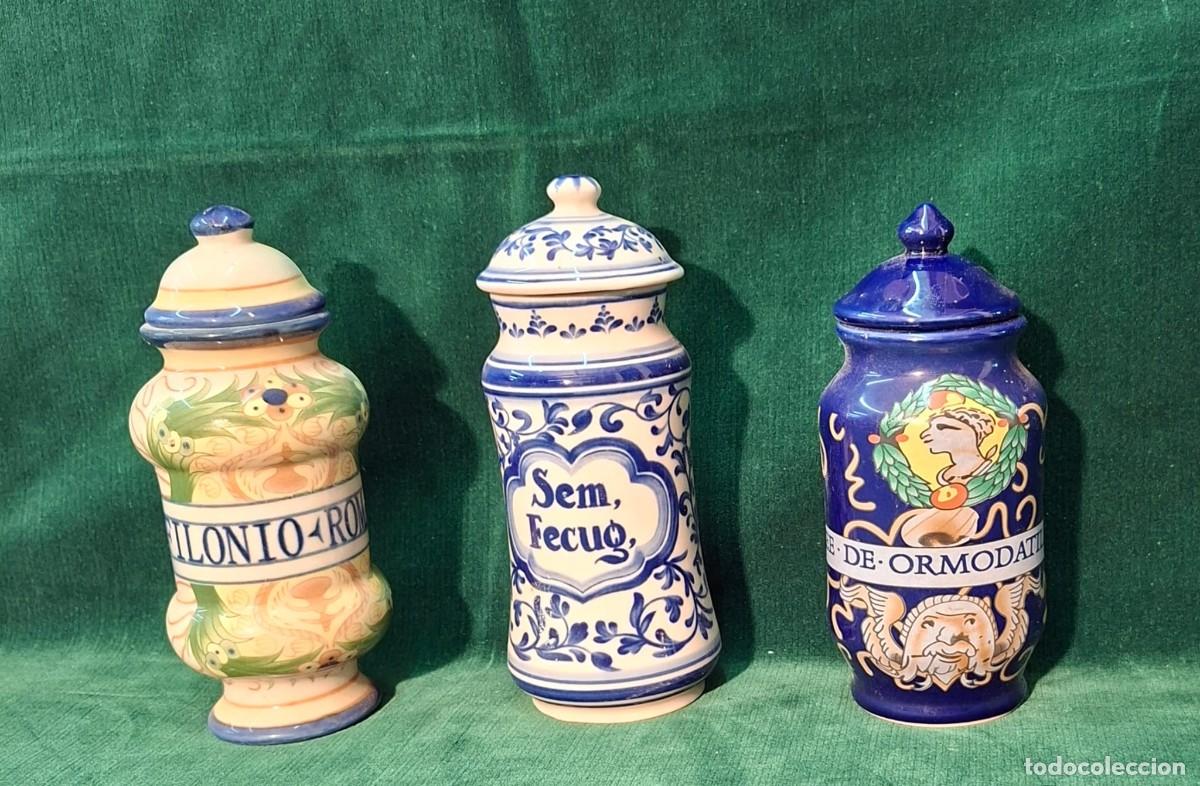 Antig&uuml;edades: Tres peque&ntilde;os potes de farmacia
