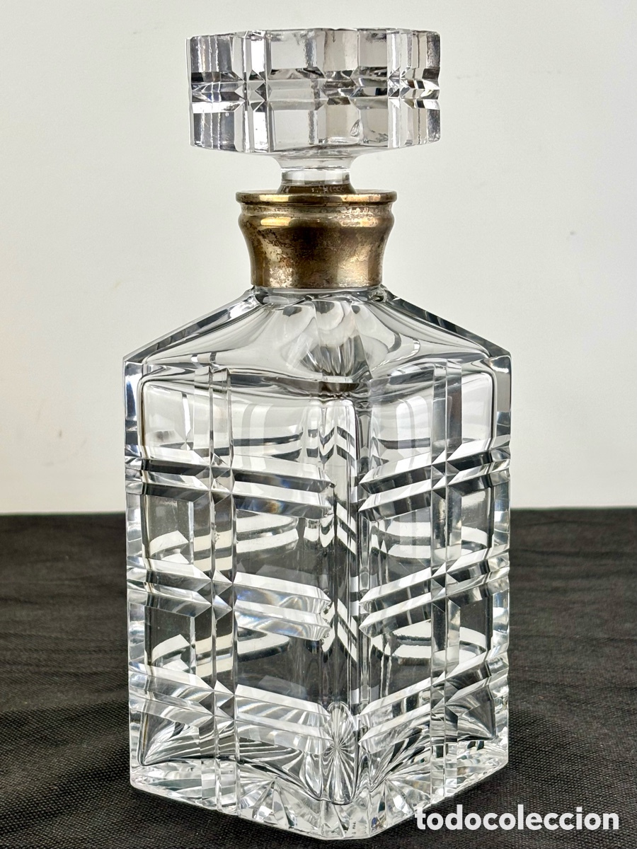 Antig&uuml;edades: DECANTADOR DE WHISKY DE CRISTAL TALLADO CON NUMERO 32 EN EL TAP&Oacute;N