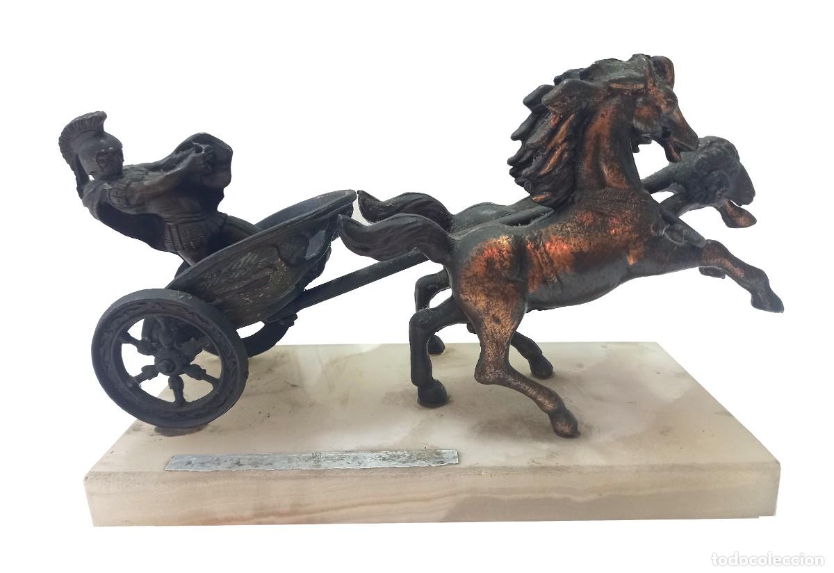 Antig&uuml;edades: Figura en hierro de cuadriga romana tirada por dos caballos sobre peana de piedra