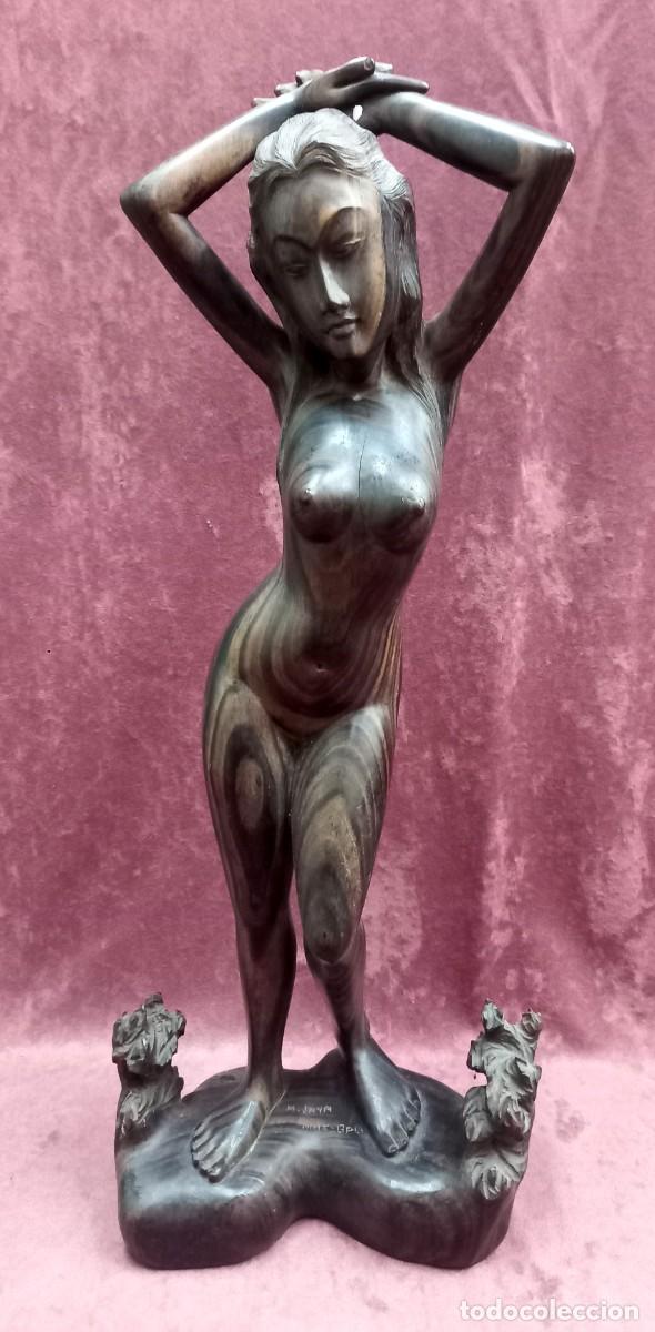 Antig&uuml;edades: Figura asi&aacute;tica en madera tallada a mano de mujer desnuda
