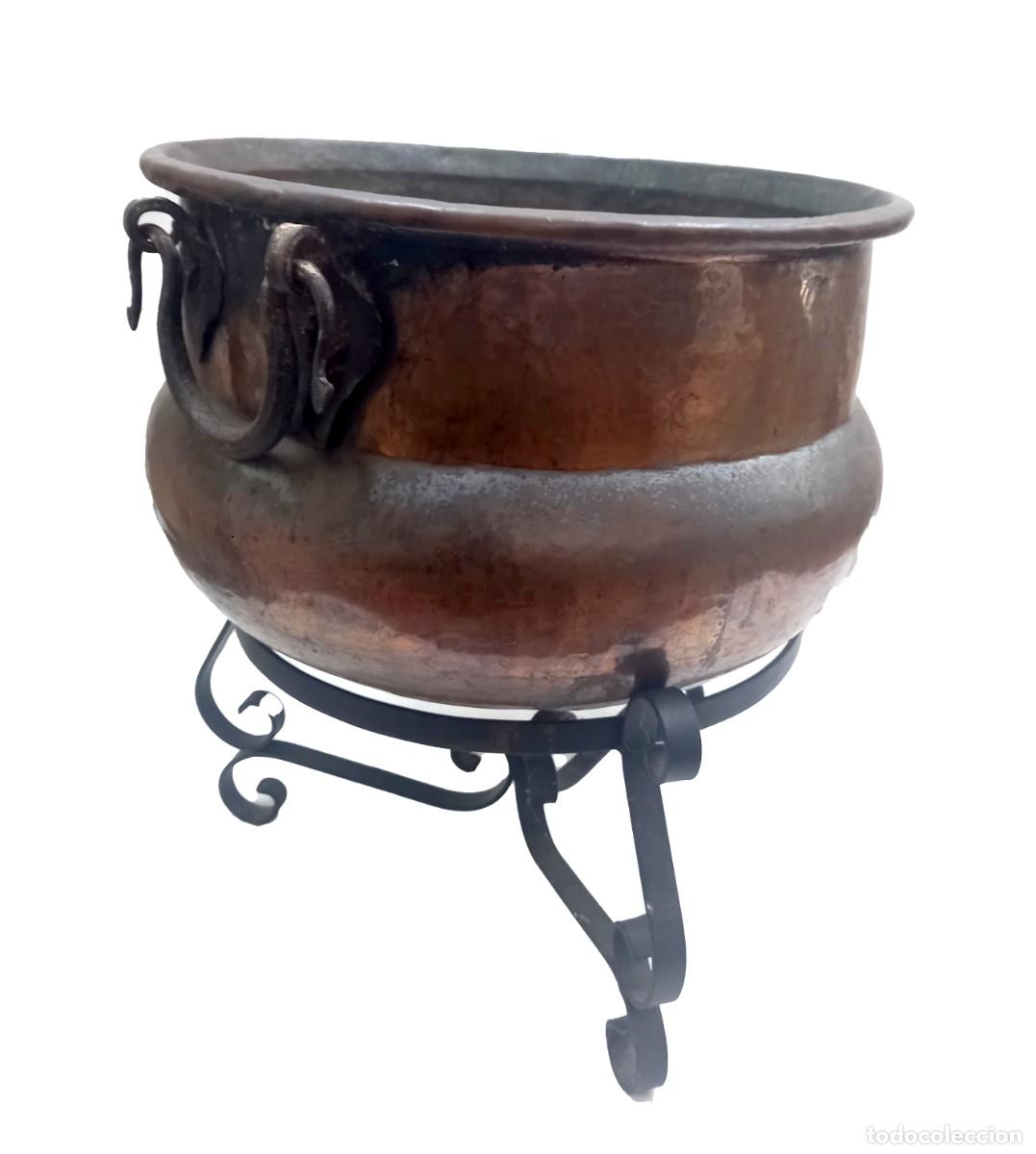 Antig&uuml;edades: Olla de cobre sobre peana forjada