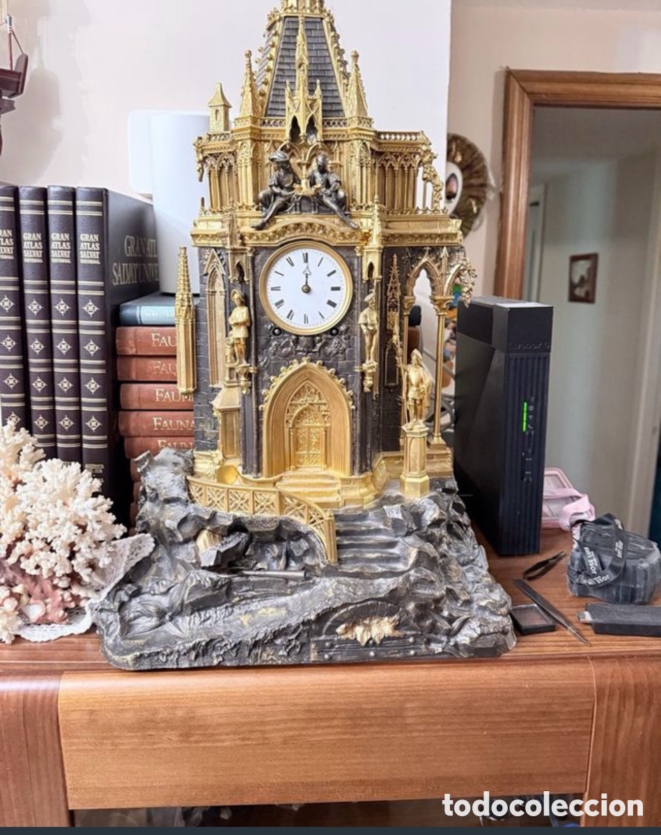 Antig&uuml;edades: Reloj estilo g&oacute;tico de sobremesa