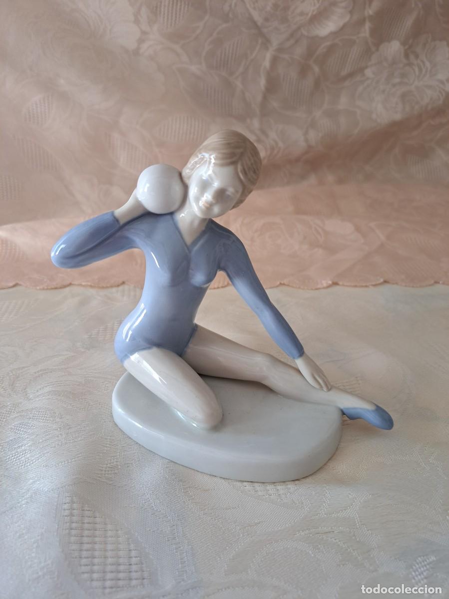Antig&uuml;edades: Figura de gimnasta con pelota arriba de porcelana Gr&auml;fenthal GDR.