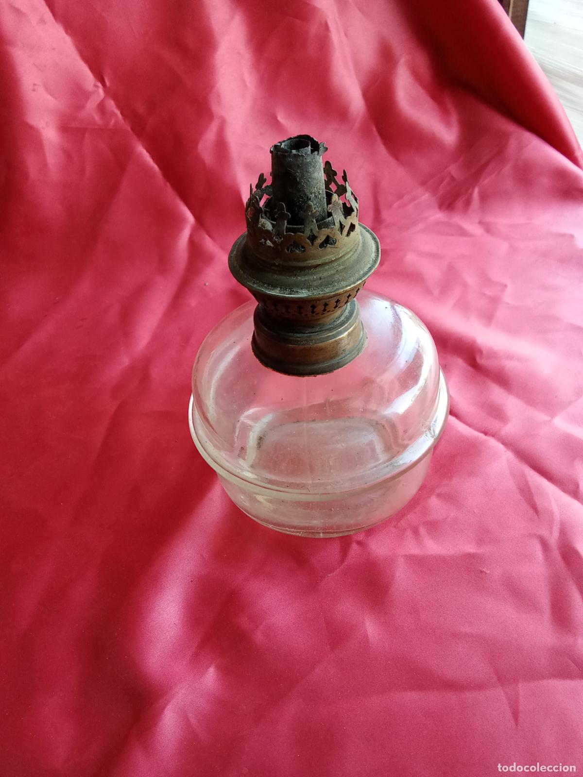 Antig&uuml;edades: Antiguo quinqu&eacute; de cristal con cabeza de lat&oacute;n V8