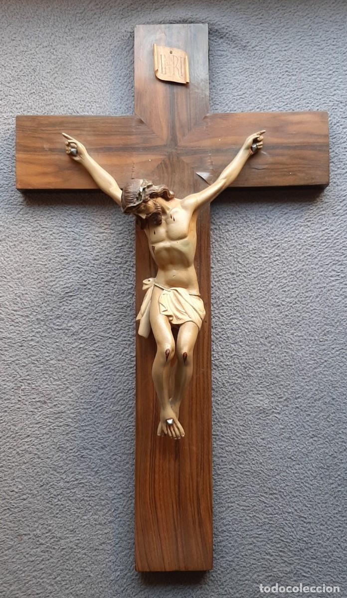 Antig&uuml;edades: Lote de Imaginer&iacute;a Religiosa S.XX: Cristo Crucificado de 33 cm con Accesorios y Cruz Adicional