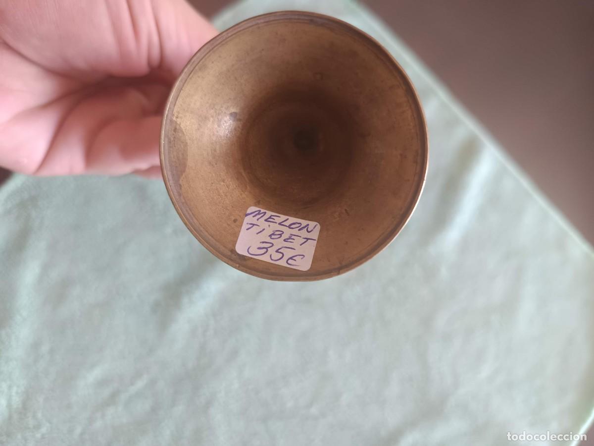 Antig&uuml;edades: Palmatoria o portavelas de estilo oriental fabricada en metal con detalles grabados