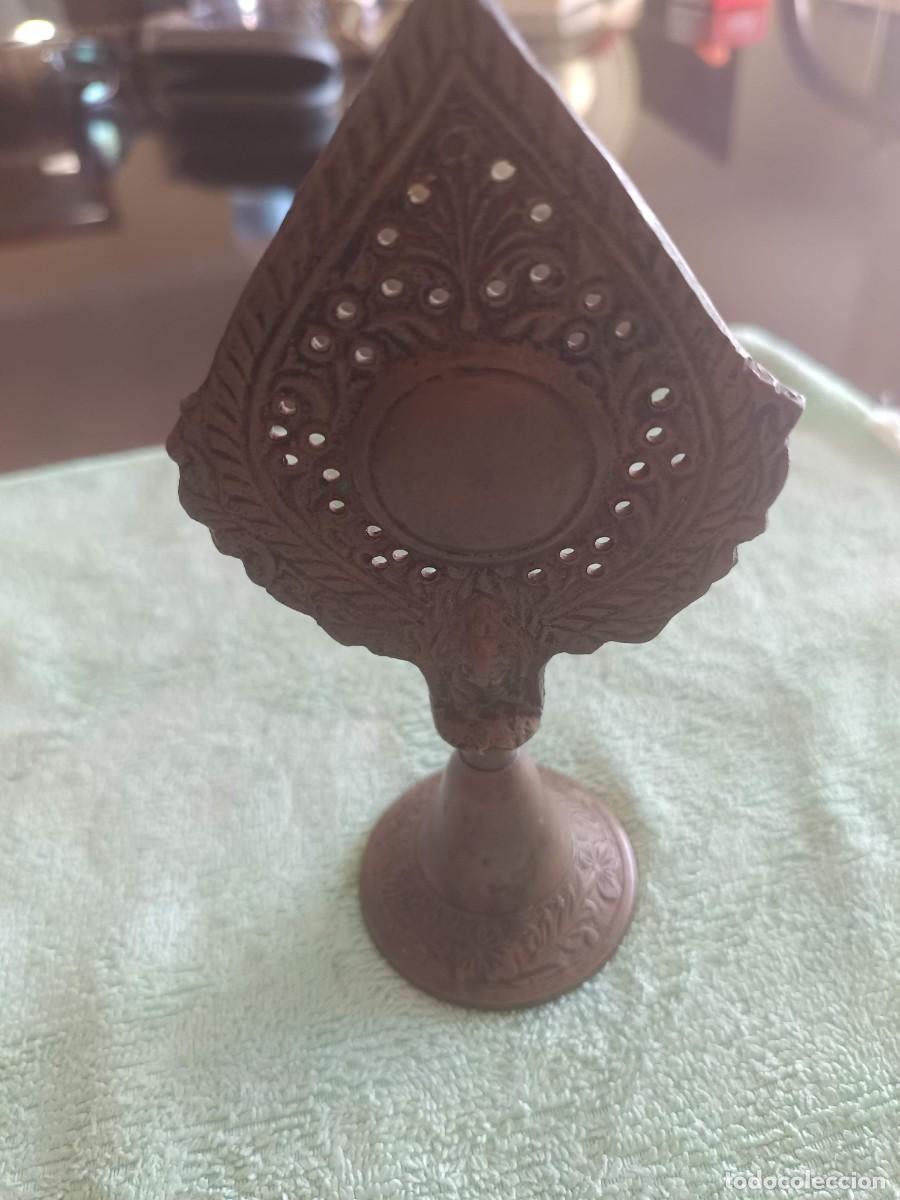 Antiquit&eacute;s: Palmatoria o portavelas de estilo oriental fabricada en metal con detalles grabados