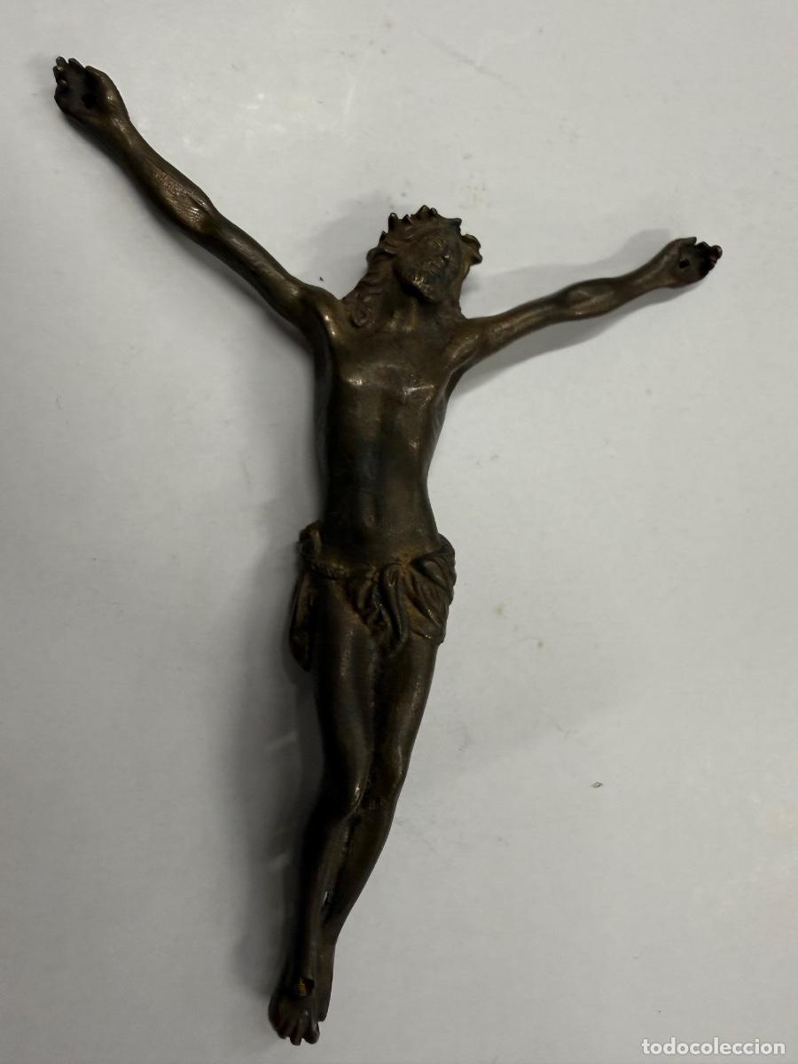 Antig&uuml;edades: Antiguo cristo en bronce macizo. Mide unos 11x10cms. Ideal para enmarcar o crucifijo