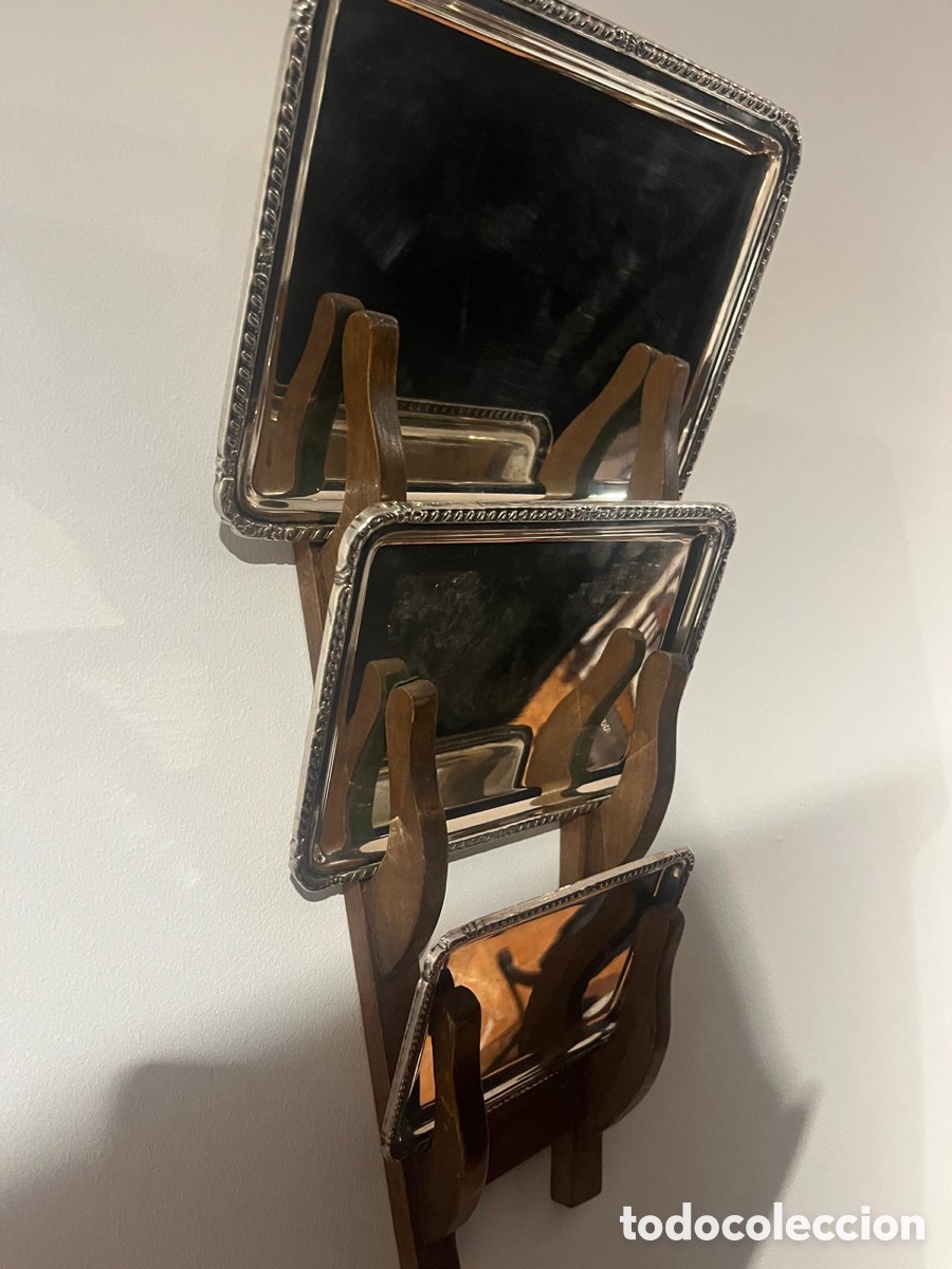 Antig&uuml;edades: Juego 3 bandejas de plata en soporte de madera