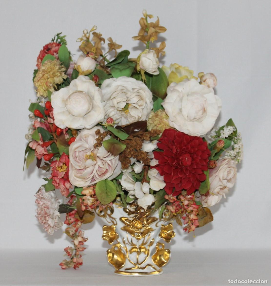 Antig&uuml;edades: Antiguo jarr&oacute;n isabelino de porcelana dorada con decoraci&oacute;n floral.