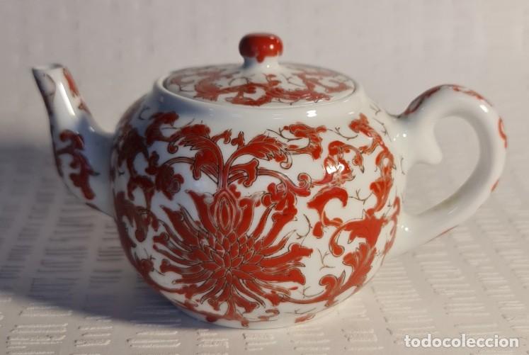 Antig&uuml;edades: Tetera de Porcelana China Antigua en Rojo Hierro y Oro, Motivo de Crisantemo Marca Guangxu 光緒年
