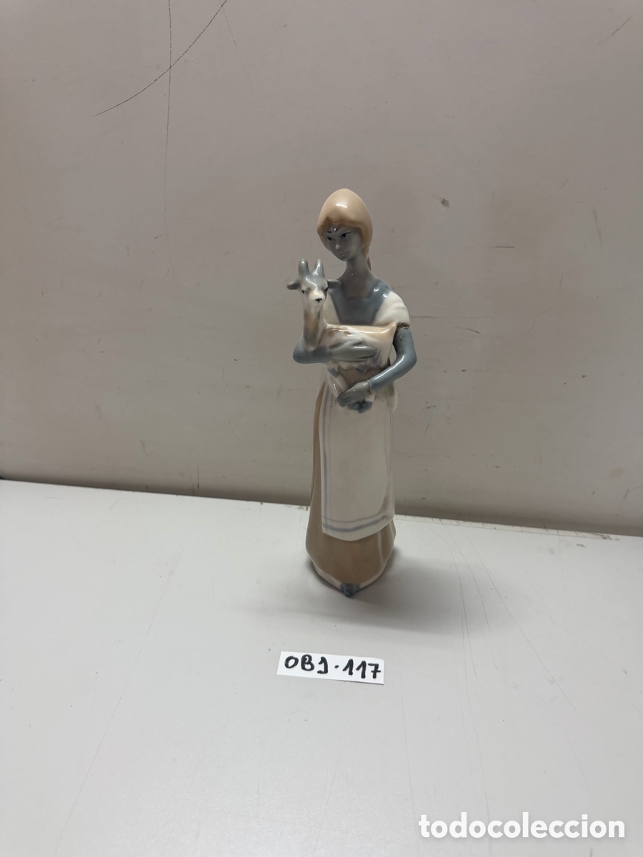 Antig&uuml;edades: Figura porcelana. Lladr&oacute;, ni&ntilde;a con cordero.