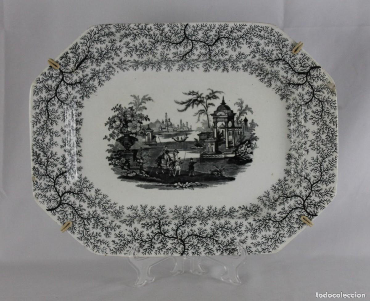 Antig&uuml;edades: Bandeja, fuente de Pickman La Cartuja de Sevilla. Decoraci&oacute;n oriental en negro. C.1900