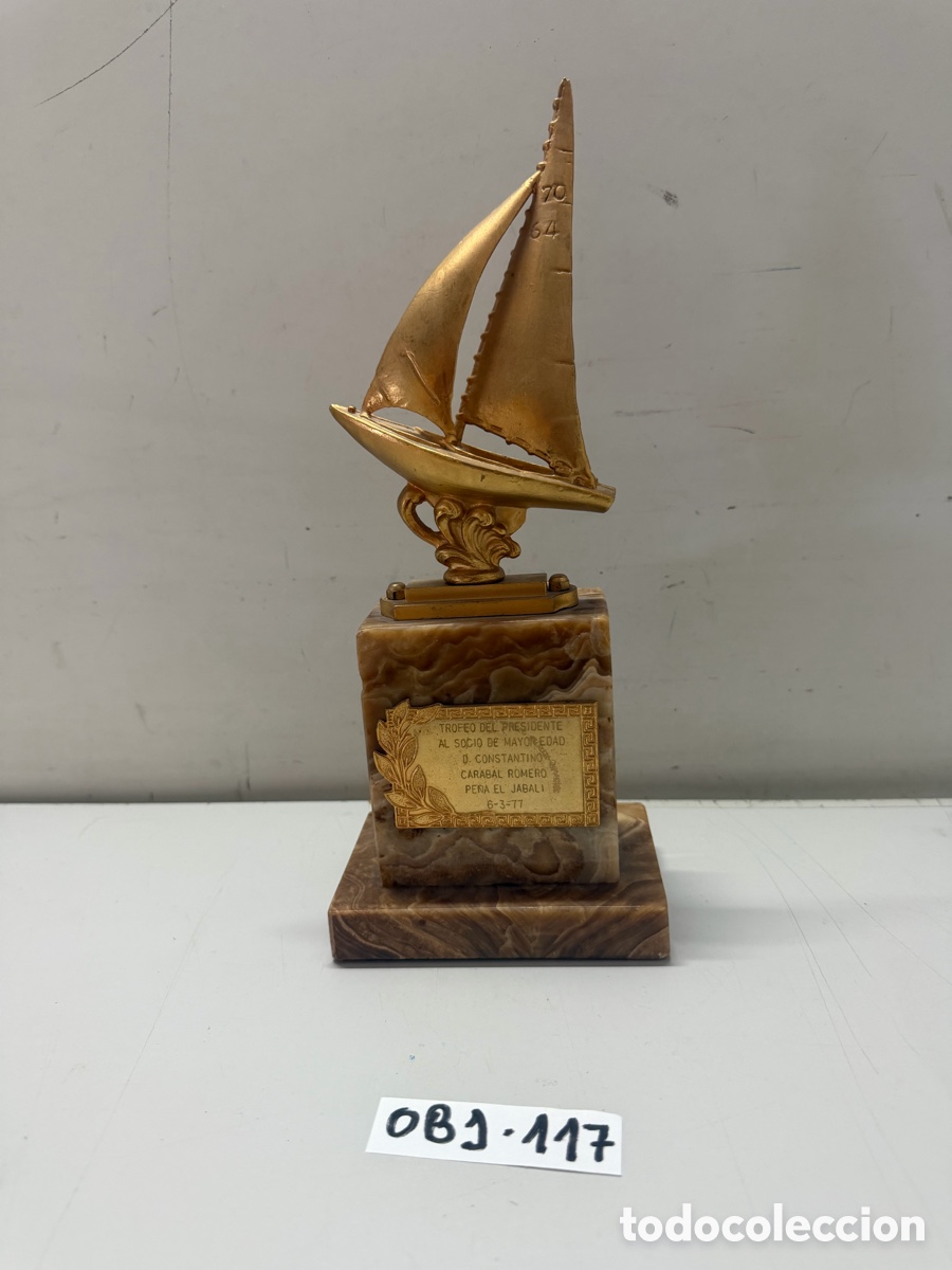Antig&uuml;edades: trofeo de vela con figura de velero met&aacute;lico dorado