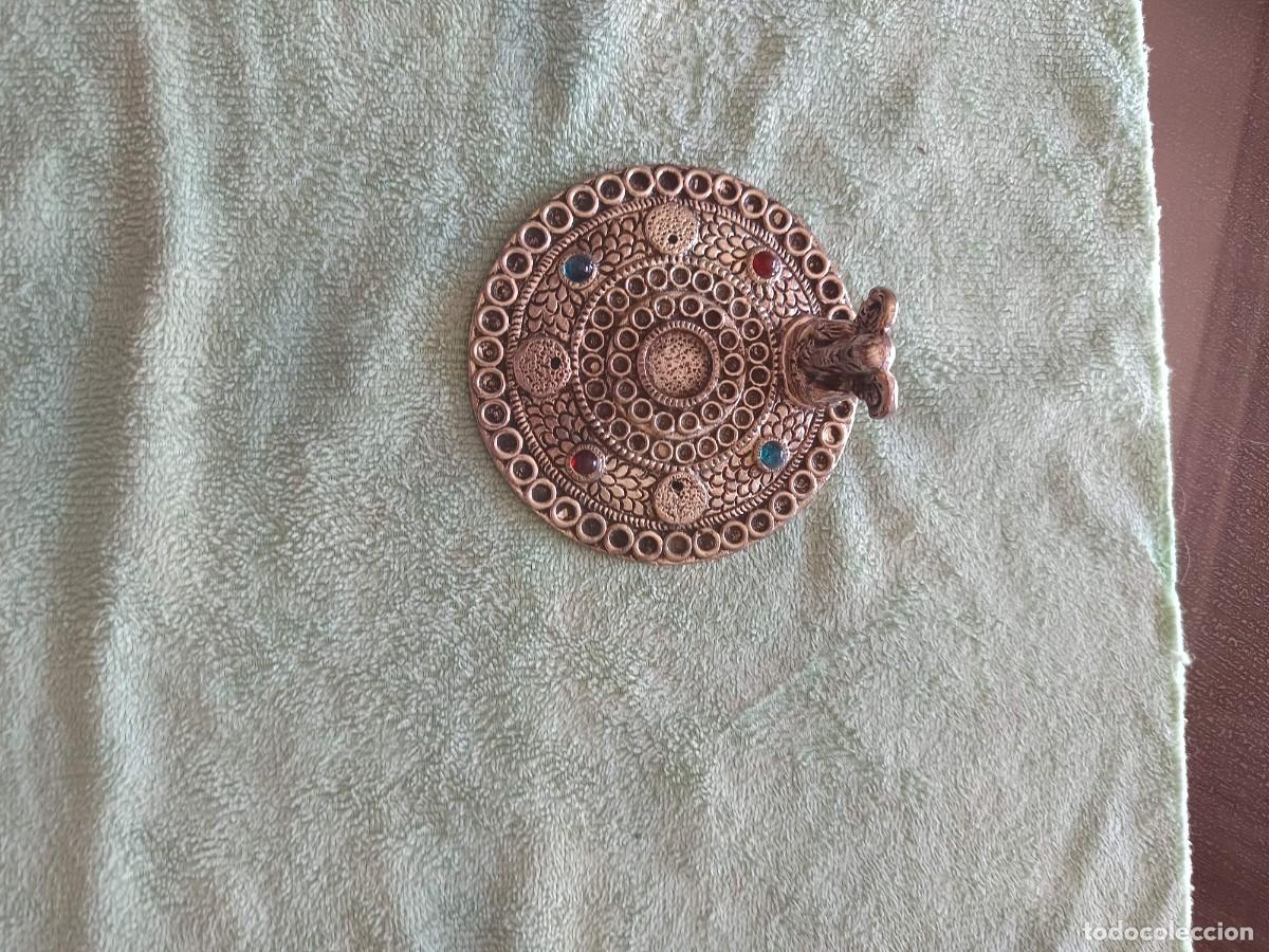 Antig&uuml;edades: Portaincienso circular de metal presenta un dise&ntilde;o oriental con una peque&ntilde;a figura de Ganesha