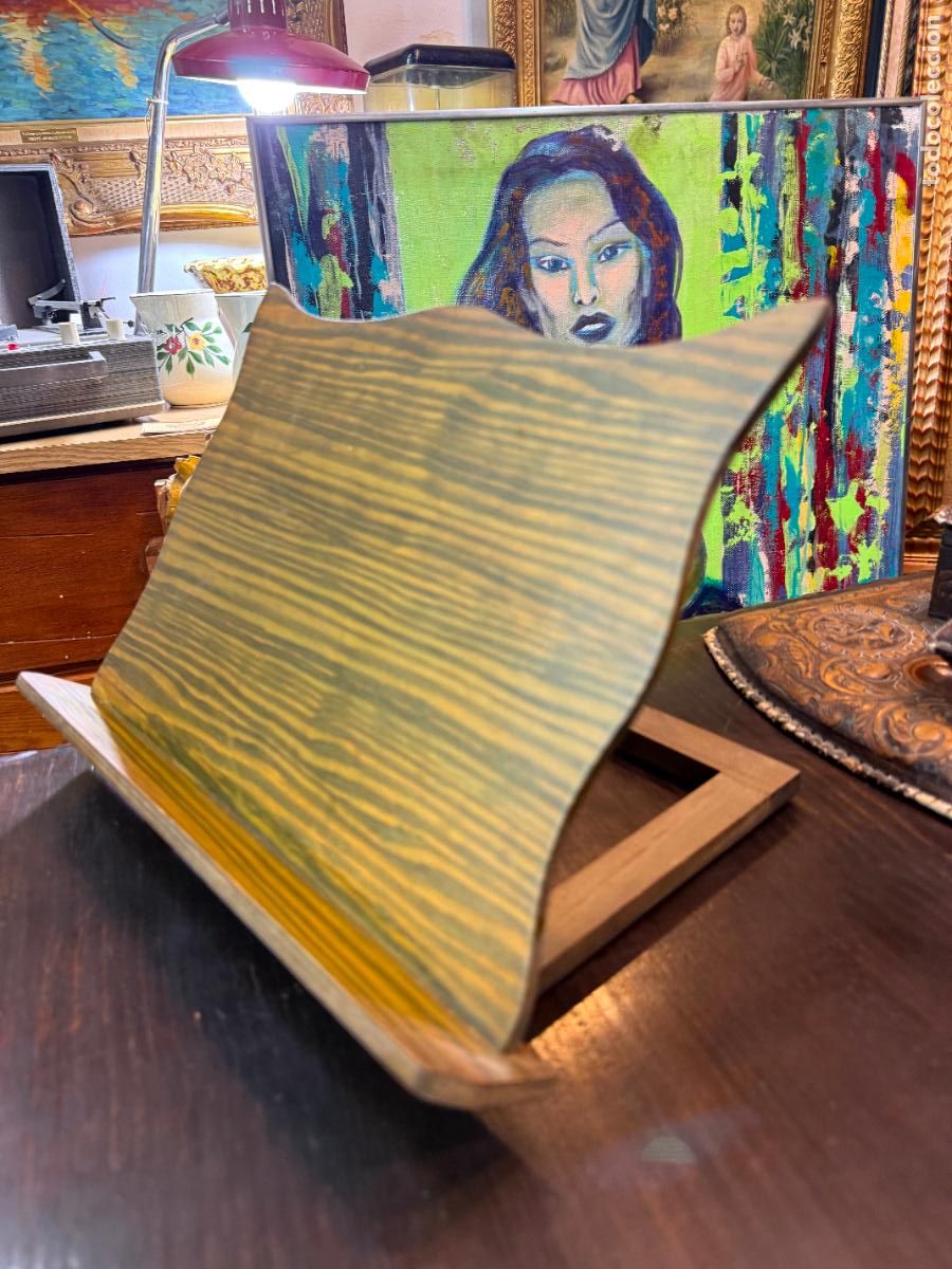 Antig&uuml;edades: ATRIL DE MADERA CON MEDIDAS 32X25 CM