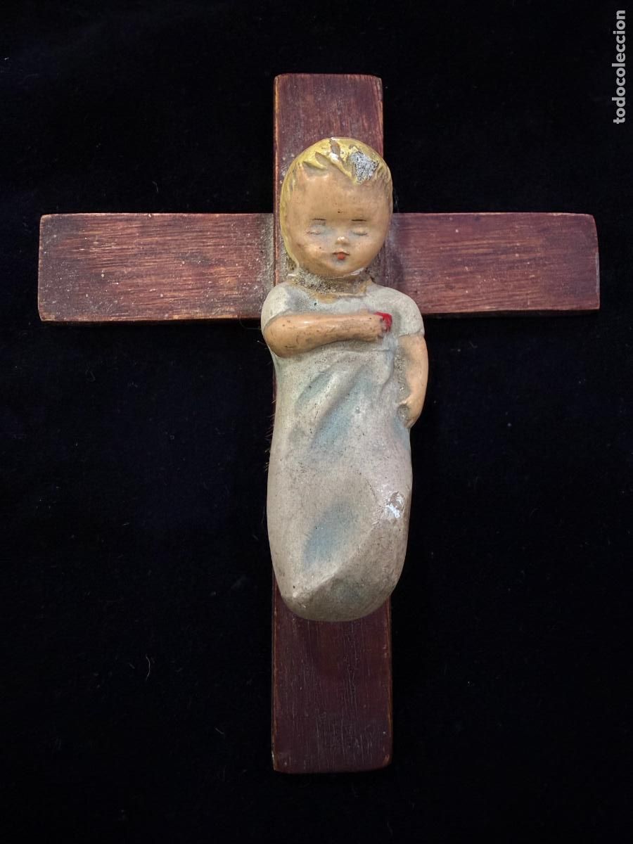 Antig&uuml;edades: ANTIGUO NI&Ntilde;O JESUS DE TERRACOTA O SIMILAR Y CRUZ DE MADERA - MEDIDA NI&Ntilde;O 7 CM - RELIGIOSO