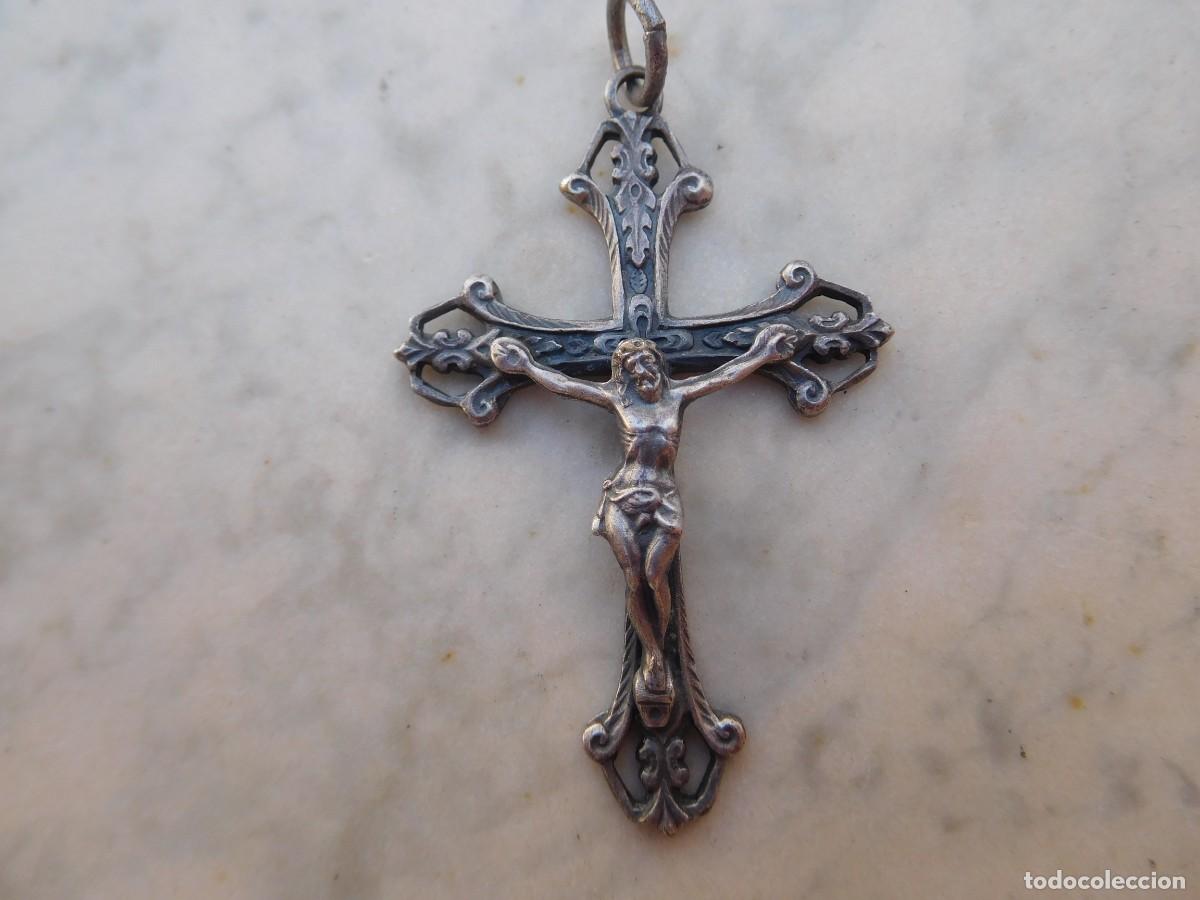 Antig&uuml;edades: Crucifijo antiguo de metal plateado