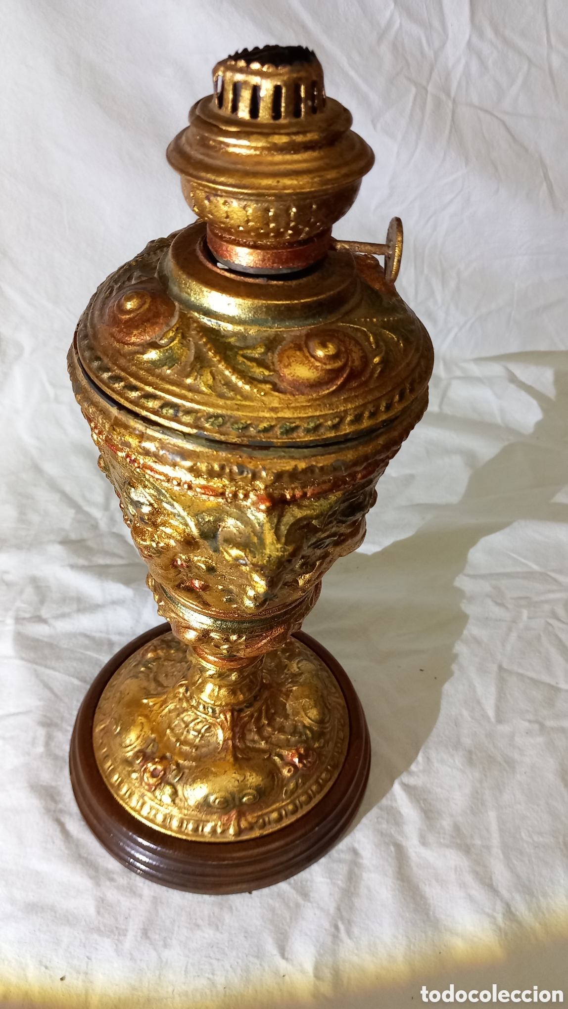Antig&uuml;edades: Antiguo quinqu&eacute; de calamina dorada y policromada con peana de madera - Ideal restauraci&oacute;n o electrif