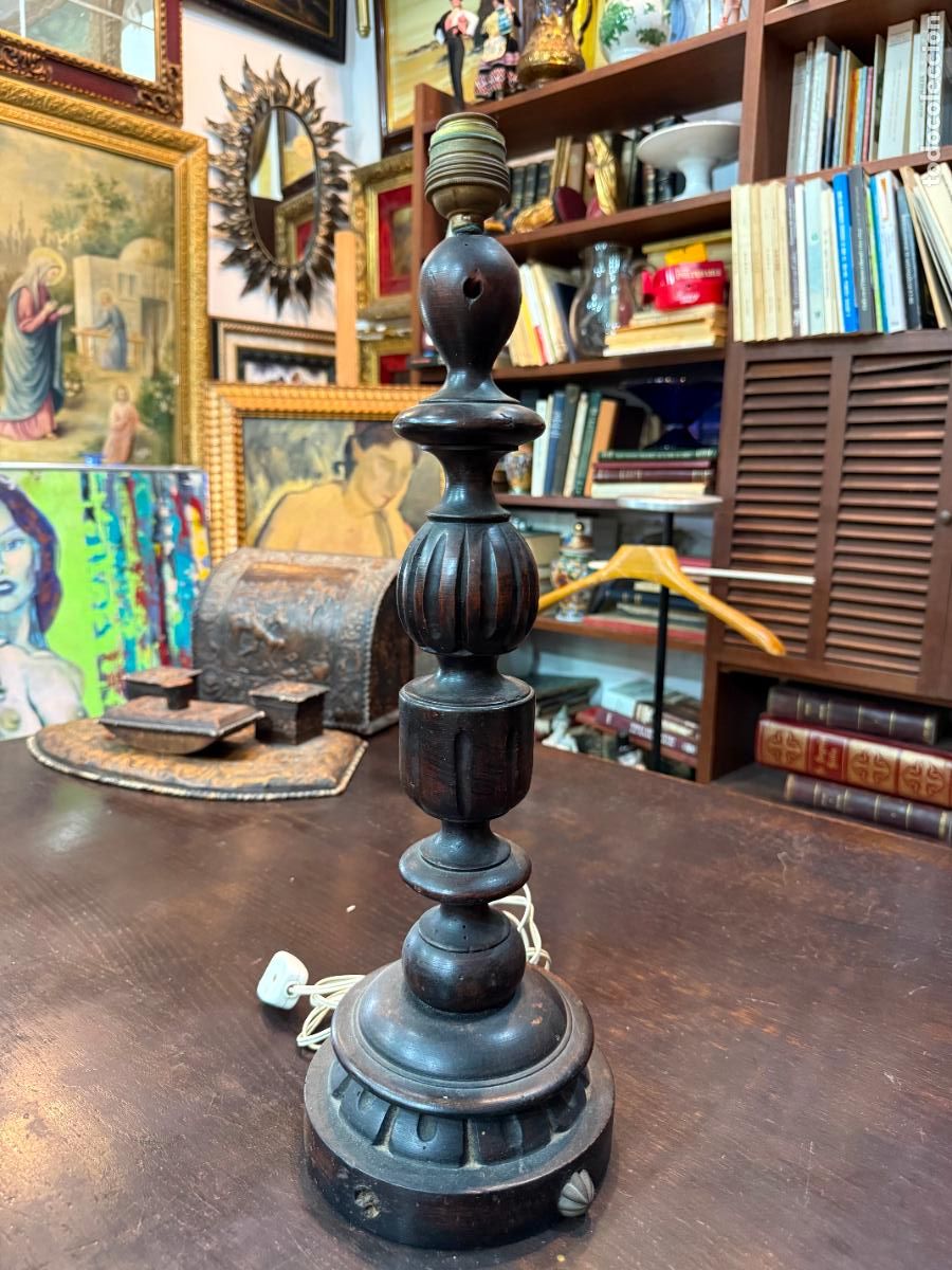 Antig&uuml;edades: ANTIGUA LAMPARA SOBRE MESA DE MADERA - MEDIDA 50 CM
