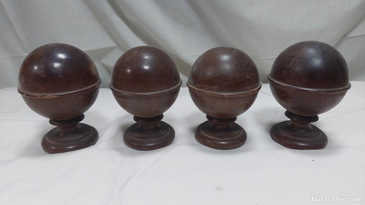 Antig&uuml;edades: Cuatro remates de madera redondos para restauraci&oacute;n