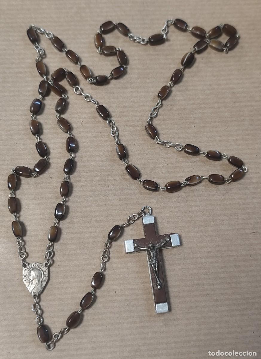 Antig&uuml;edades: Antiguo rosario cuentas de madera y medalla de metal