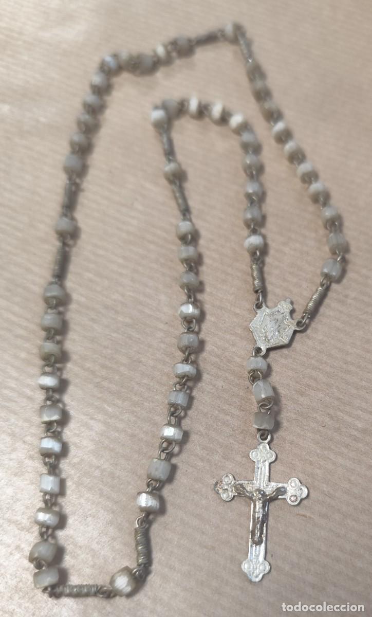 Antig&uuml;edades: Antiguo rosario de n&aacute;car crucifijo y medalla de metal
