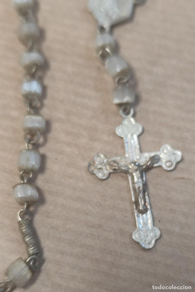 Antig&uuml;edades: Antiguo rosario de n&aacute;car crucifijo y medalla de metal