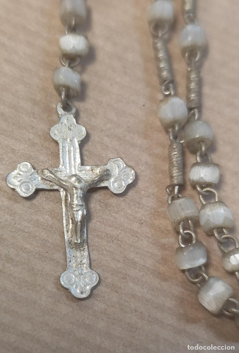 Antig&uuml;edades: Antiguo rosario de n&aacute;car crucifijo y medalla de metal