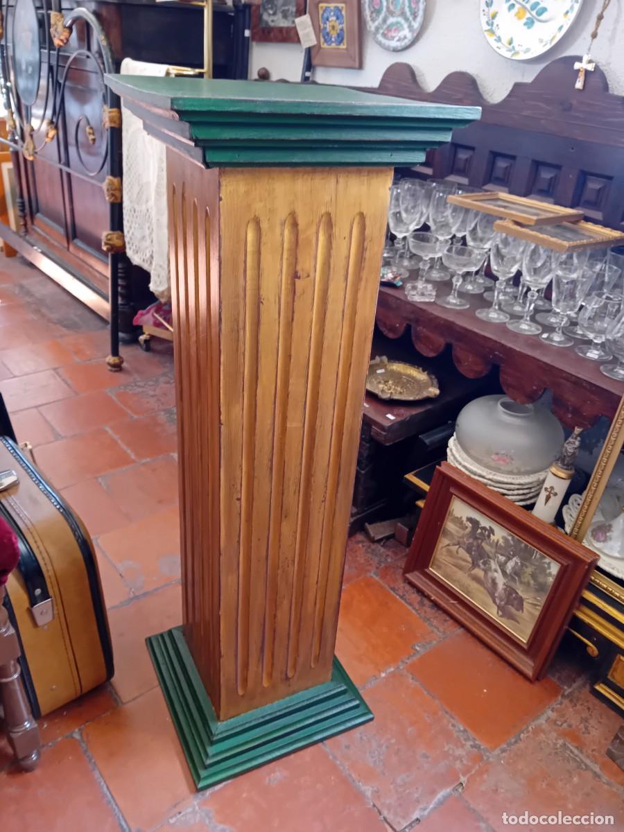 Antig&uuml;edades: Pedestal dorado abocelado, realizado en madera