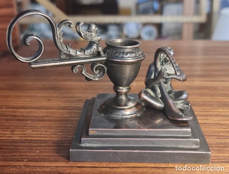 Antig&uuml;edades: Palmatoria Neocl&aacute;sica en Bronce con M&uacute;sico Arpista &ndash; Siglo XIX