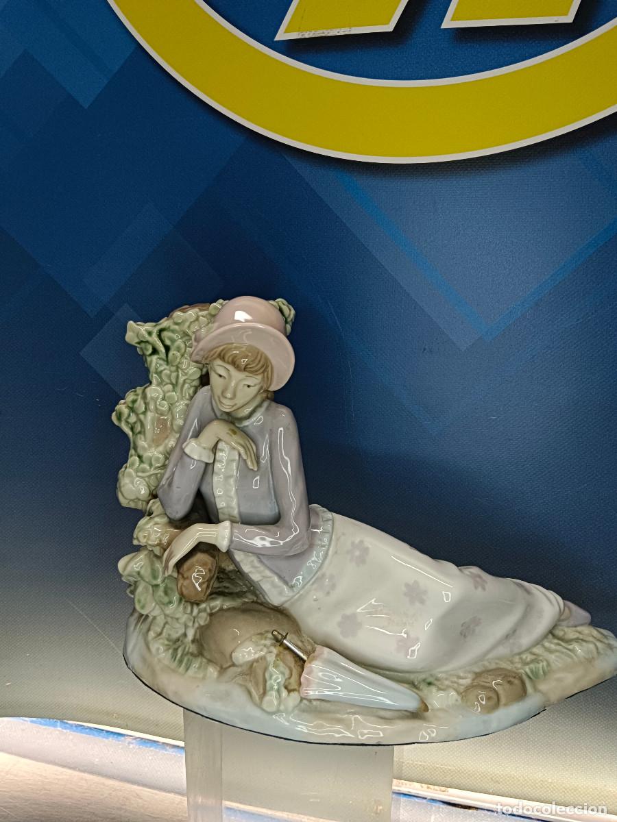 Antiquit&auml;ten: Figura porcelana NADAL mujer recostada 30x24x18 cm, perfecta