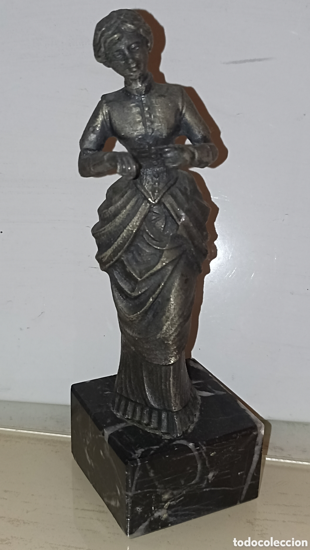 Antig&uuml;edades: Figura / Estatuilla Cl&aacute;sica de Dama Victoriana sobre Base de M&aacute;rmol Negro 16 cm