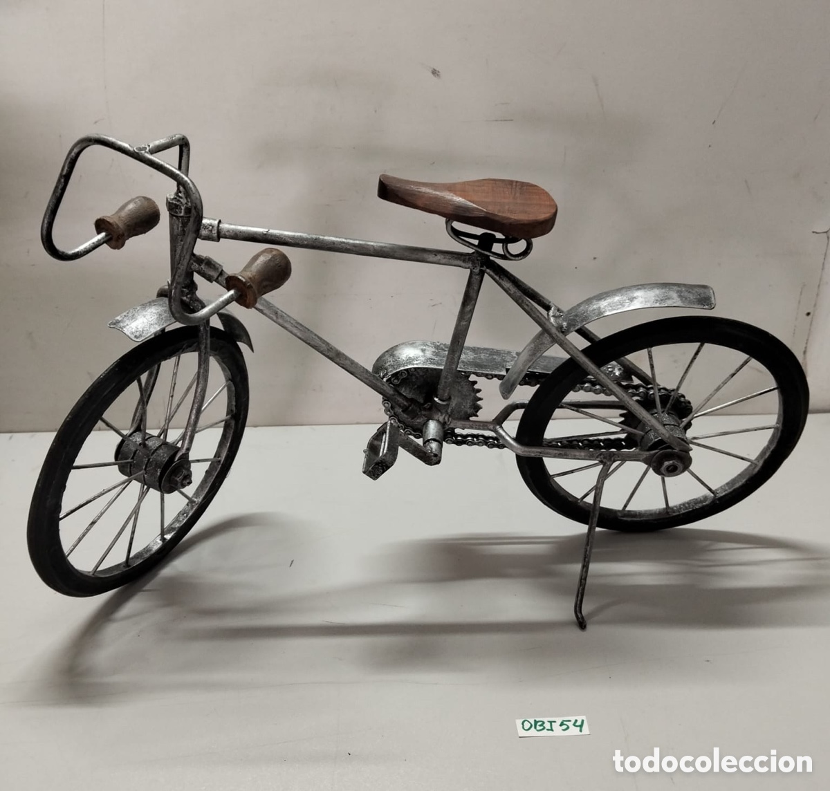 Antig&uuml;edades: figura decorativa es una bicicleta retro de metal con acabado envejecido