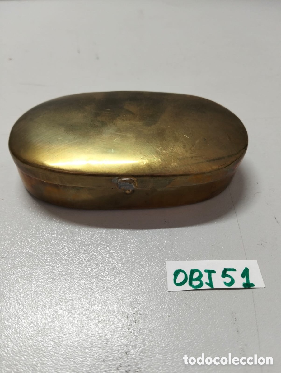 Antig&uuml;edades: caja ovalada de lat&oacute;n vintage