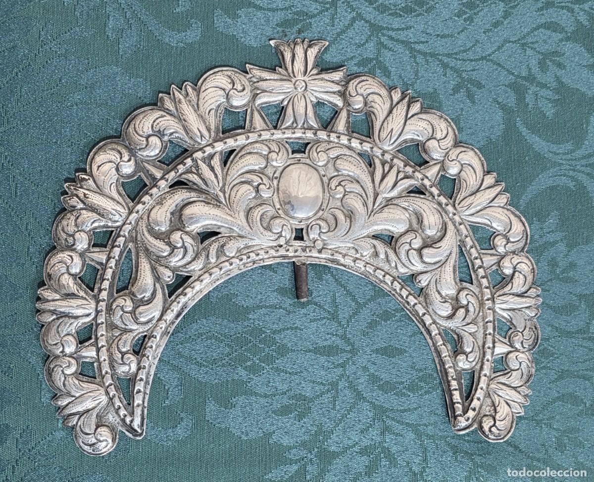 Antig&uuml;edades: Diadema de plata de orfebrer&iacute;a religiosa,