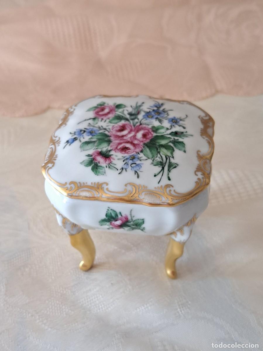 Antig&uuml;edades: Precioso joyero de porcelana con patas, pintado a mano.