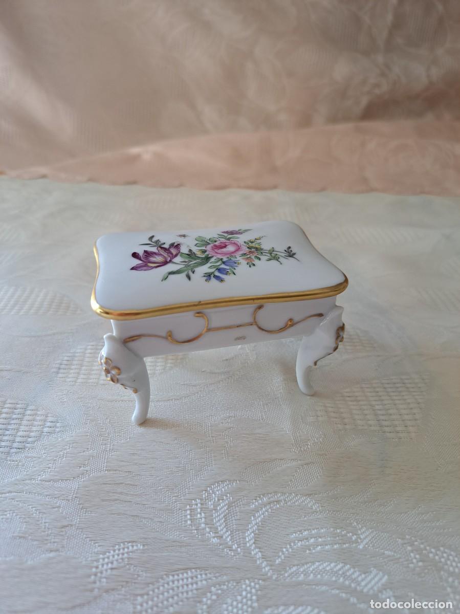 Antig&uuml;edades: Precioso joyero de porcelana con patas, pintado a mano.