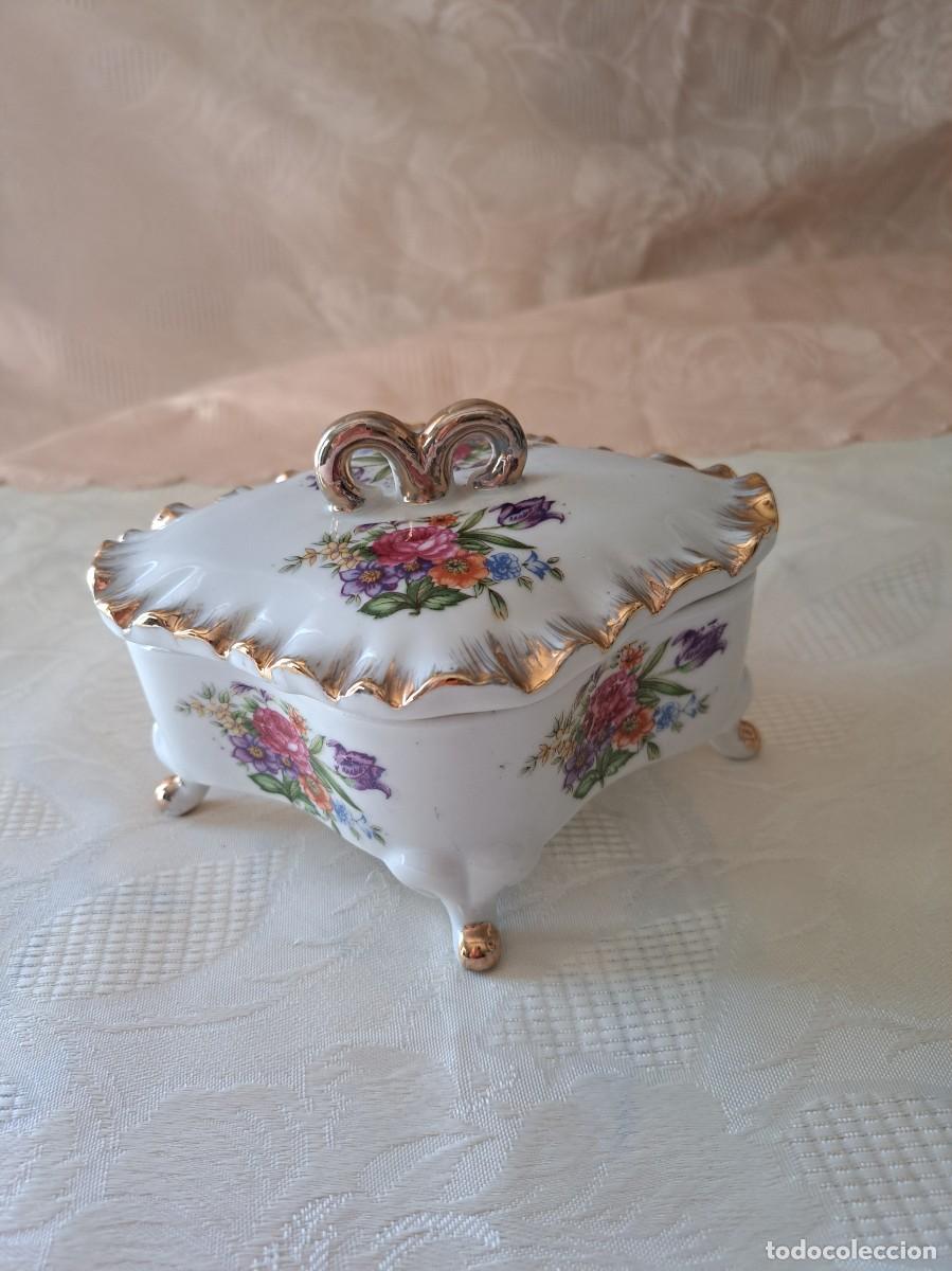 Antig&uuml;edades: Precioso joyero de porcelana con patas, pintado a mano.
