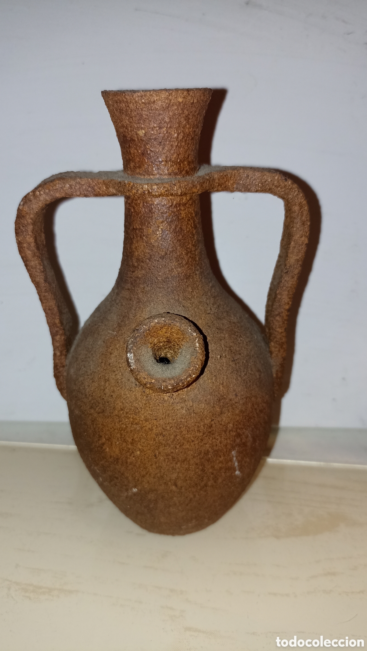 Antig&uuml;edades: Botijo de Barro R&uacute;stico Artesanal &ndash; Cer&aacute;mica Decorativa (~18 cm)