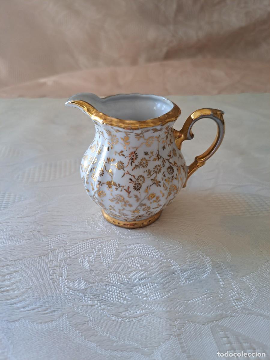 Antig&uuml;edades: Bonita lechera de porcelana Bareuther Bavaria, decorada con flores en oro.