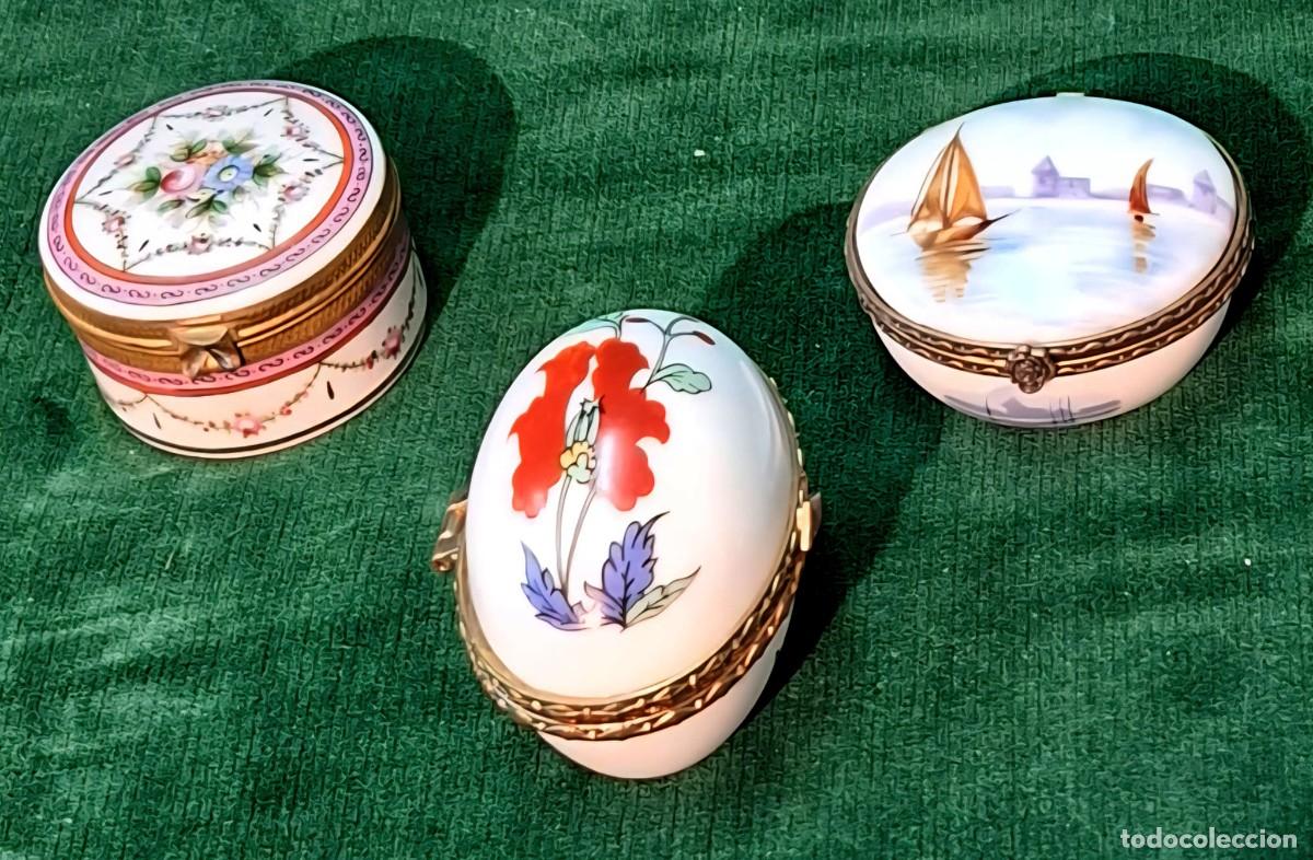Antig&uuml;edades: Conjunto de tres cajitas de porcelana. Barcos, Estrella con flores, Sellos de Fine Porcelain y B. Al