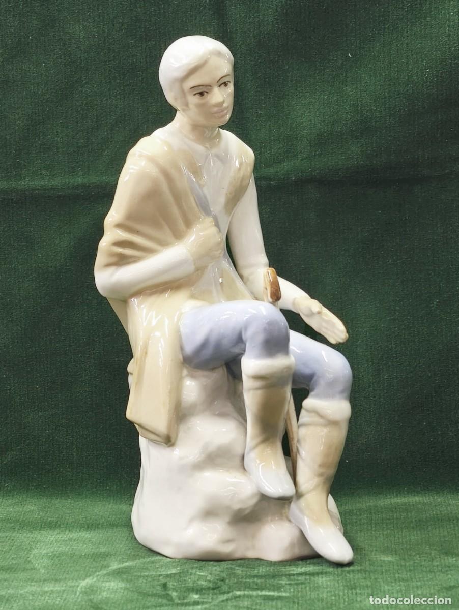 Antig&uuml;edades: Figura en porcelana. Pastor sentado
